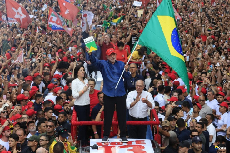 Lula é reeleito presidente do Brasil em virada histórica