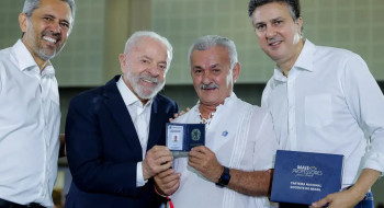 Lula entrega carteiras de docente a professores do Ceará