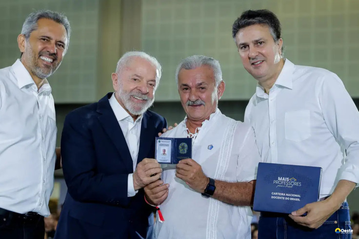 Lula entrega carteiras de docente a professores do Ceará