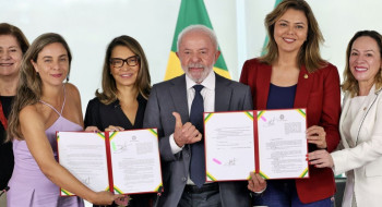Lula sanciona leis para fortalecer combate à violência contra mulheres