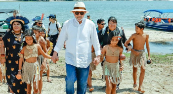 Lula visita aldeia indígena e promete energia para 4,3 mil famílias