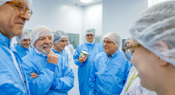 Lula visita fábrica que fornece 19 milhões de produtos ao SUS