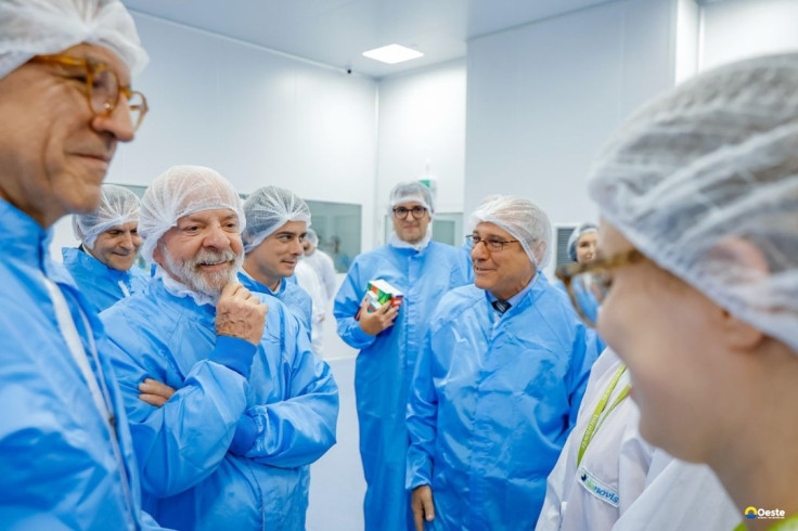 Lula visita fábrica que fornece 19 milhões de produtos ao SUS