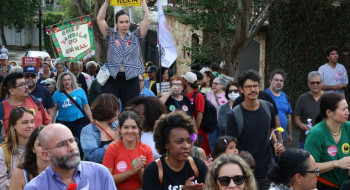 Manifestantes protestam contra entrada de PMs armados em escola de SP