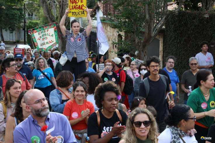 Manifestantes protestam contra entrada de PMs armados em escola de SP