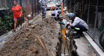 Maré recebe obras de esgoto, mas drenagem e lixo e seguem como desafio