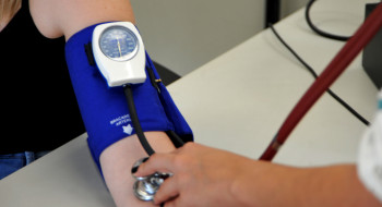 Médicos alertam para riscos de prescrição de testosterona para mulher