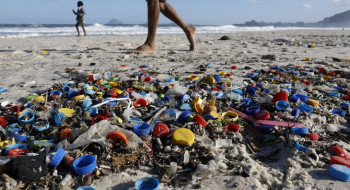 Micro e nanoplásticos contaminam água, ar e alimentos, mostra estudo