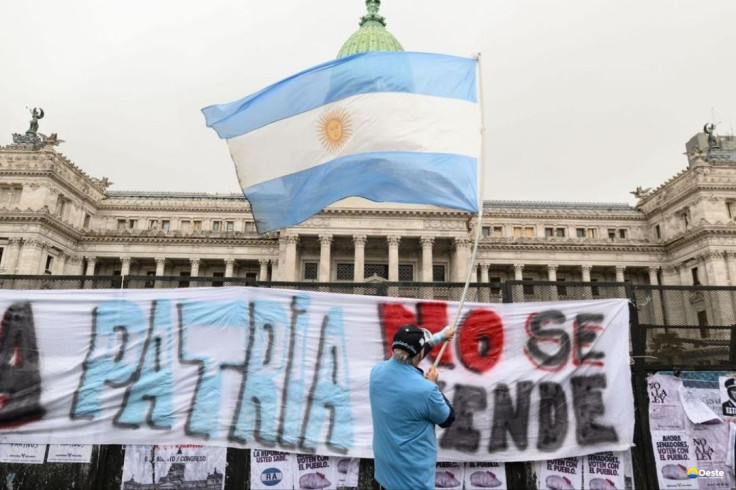 Milei lança plano para demitir 21 mil servidores na Argentina