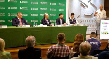 Ministro assina contrato para compra de vacina da dengue do Butantan