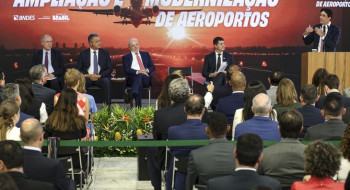 Ministro celebra anúncio de R$ 5,7 bi para ampliar aeroportos no país