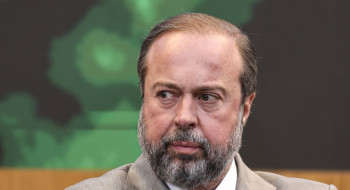 Ministro cobra solução para vazamento de água em minas da Vale