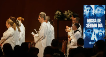 Missa de 7º dia homenageia policiais mortos em operação no Rio