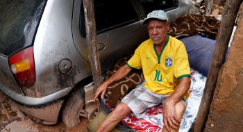 Morador de Juiz de Fora vive entre escombros de casa atingida por lama