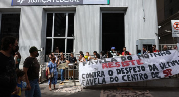 Moradores da Favela do Moinho protestam contra demolições e despejos