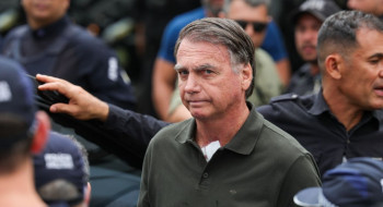 Moraes decide que Bolsonaro continuará preso na superintendência da PF