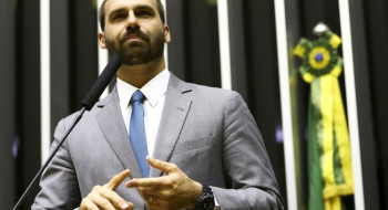 Moraes envia denúncia contra Eduardo Bolsonaro para Hugo Motta