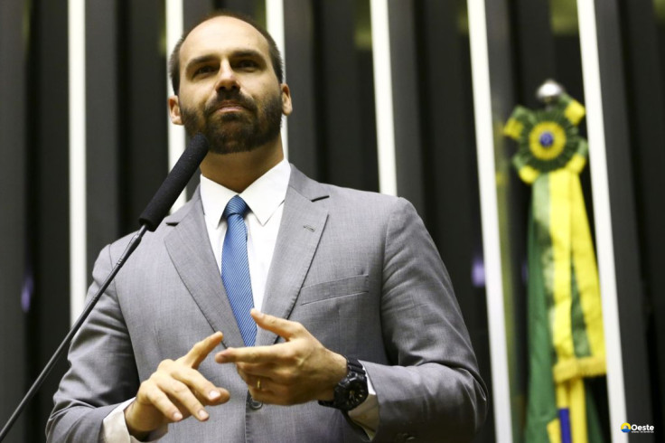 Moraes envia denúncia contra Eduardo Bolsonaro para Hugo Motta