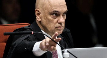 Moraes manda Bolsonaro explicar uso de celular por Nikolas em visita