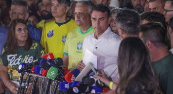 Moraes manda Flávio entregar passaporte e o proíbe de deixar o país