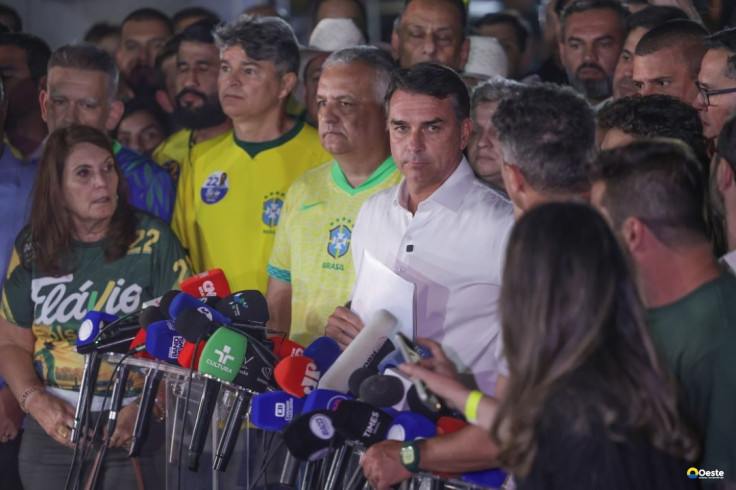 Moraes manda Flávio entregar passaporte e o proíbe de deixar o país