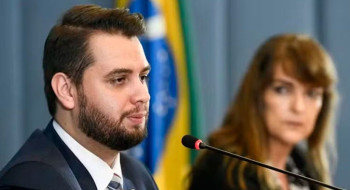 Moraes pede que Filipe Martins explique uso de rede social