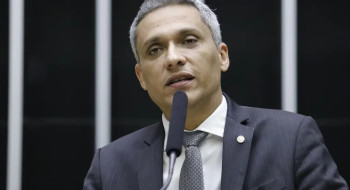 Moraes suspende ação penal contra deputado Gustavo Gayer