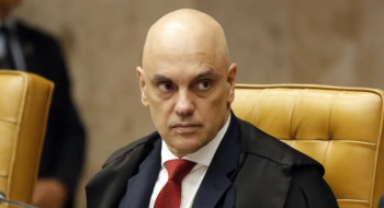 Moraes suspende visitas de Flávio a Bolsonaro na prisão domiciliar