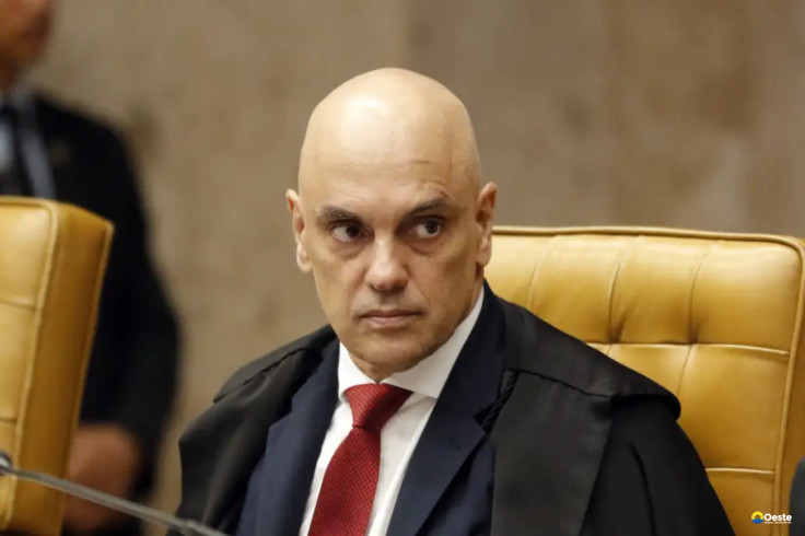 Moraes suspende visitas de Flávio a Bolsonaro na prisão domiciliar