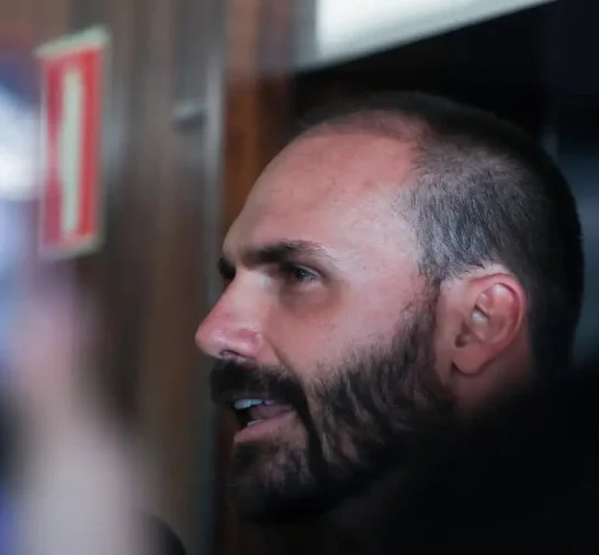 Moraes vota para condenar Eduardo Bolsonaro por difamação