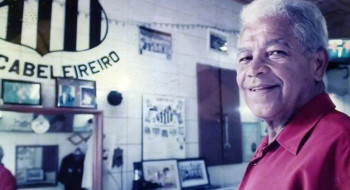 Morre o barbeiro que moldou o topete do Rei Pelé