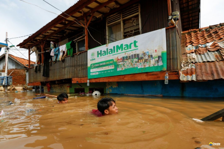 Mortes por enchentes na Ilha de Sumatra ultrapassam 900