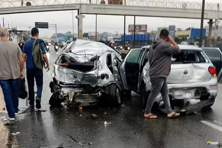 Motorista infarta e engavetamento de 20 veículos deixa feridos no Rio