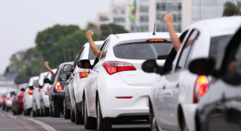 Motoristas de aplicativo caíram no “conto do vigário”, diz Sakamoto