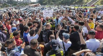 Motoristas protestam contra regulamentação do serviço por aplicativo