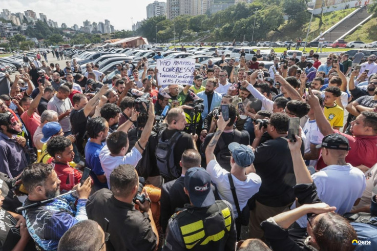 Motoristas protestam contra regulamentação do serviço por aplicativo