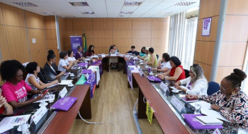 Movimento feminista protesta contra escala 6x1 e violência global