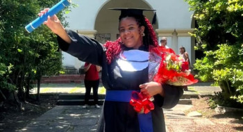 Mulher trans chega à universidade 25 anos após violências na escola