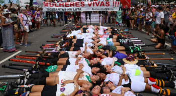 Mulheres se reúnem em Copacabana contra a violência e o feminicídio