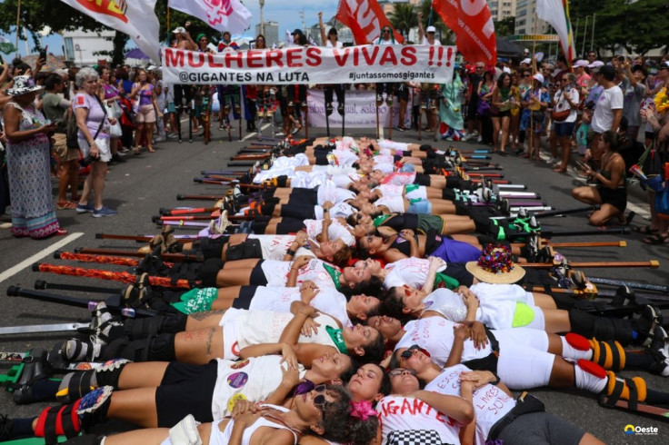 Mulheres se reúnem em Copacabana contra a violência e o feminicídio