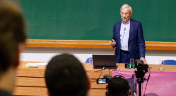 Nobel da economia diz que impacto da IA no emprego é superestimado