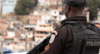 Ônibus é queimado em reação à operação policial no Morro dos Prazeres