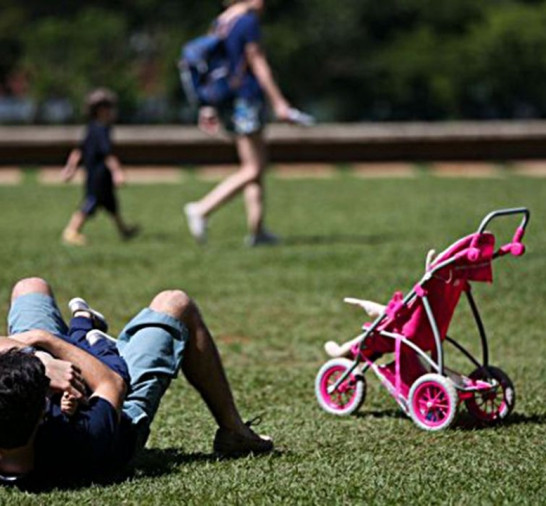 Pais estão menos presentes na criação de filhos, aponta estudo