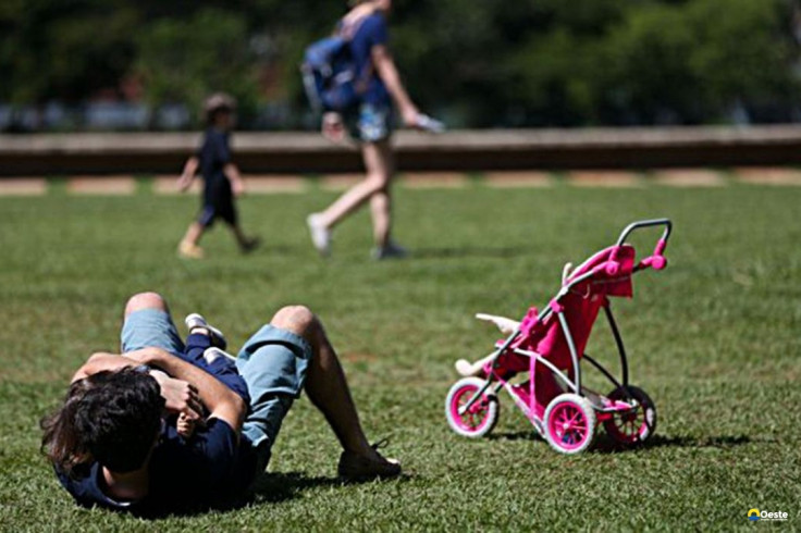 Pais estão menos presentes na criação de filhos, aponta estudo
