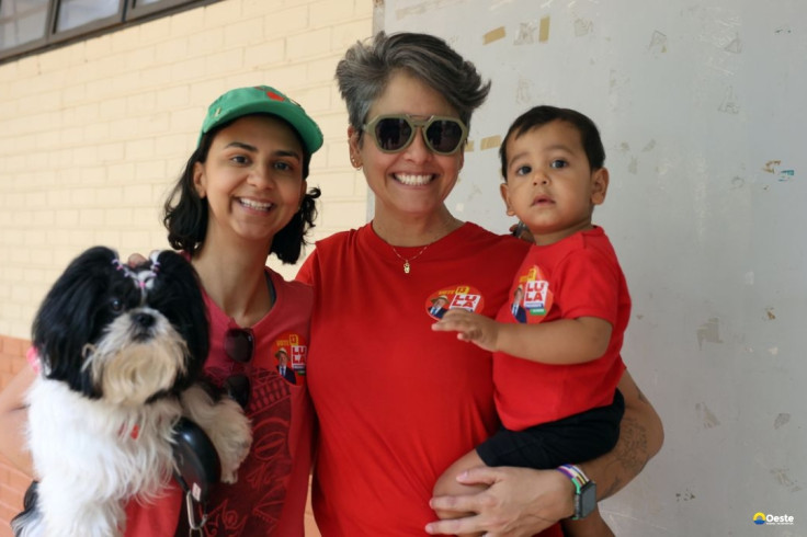 Pais levam filhos a seções eleitorais para ensinar democracia