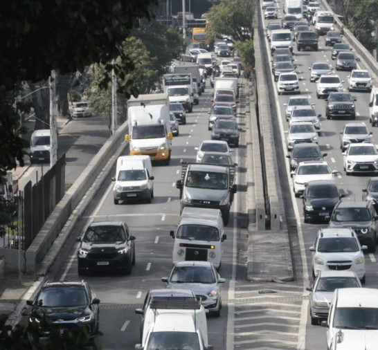 Paralisação de trens causa congestionamento nas ruas de SP