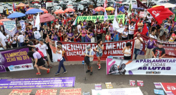 “Parem de nos matar”: exigem mulheres no 8 de março em Brasília