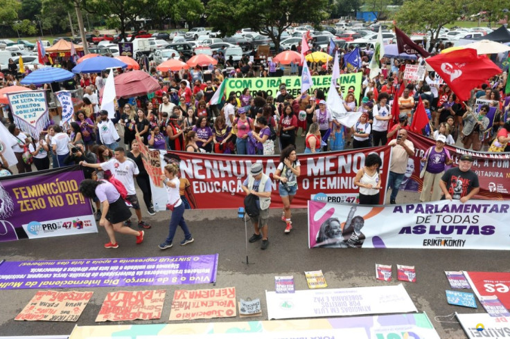 “Parem de nos matar”: exigem mulheres no 8 de março em Brasília