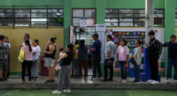 Peru: ultraconservador e esquerda disputam voto a voto para 2º turno