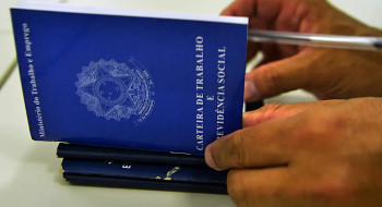 Pesquisa revela que brasileiro prefere emprego com carteira assinada